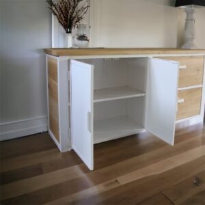 Aparador bufetera estilo industrial con puertas