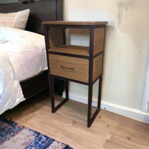 Buro cajonera alta estilo industrial en cama Buro cajonera alta estilo industrial en cama